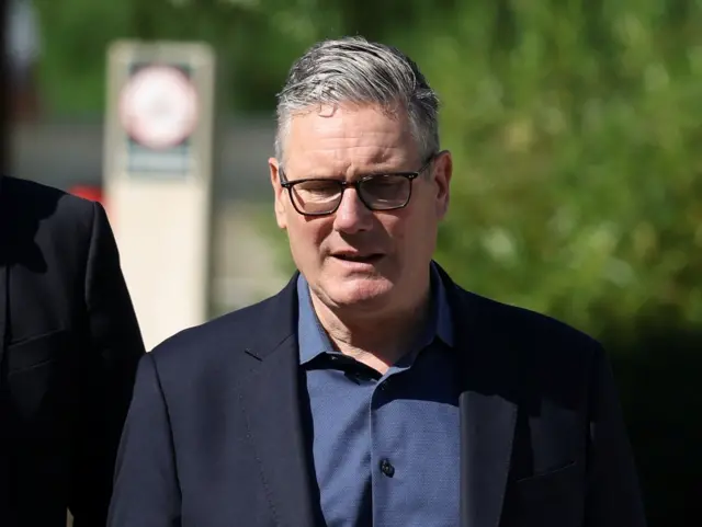 Premier Wielkiej Brytanii Keir Starmer podczas wizyty na osiedlu mieszkaniowym w północnym Londynie. Wielka Brytania, 19 czerwca 2026 r. Peter Macdiarmid/Pool via REUTERS