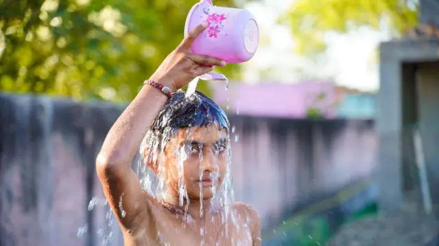 வெந்நீர் அல்லது குளிர்ந்த நீர் இரண்டில் குளிக்க சிறந்தது எது?