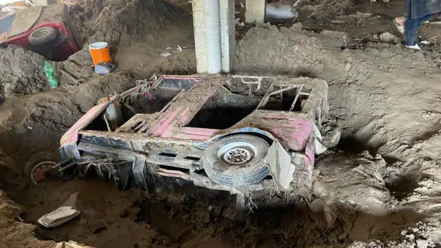 یہ رکشہ انھوں نے قسطوں پر لیا تھا اور روزانہ کی بنیاد پر وہ مالک کو اس کی ادائیگی کرتے تھے۔ 