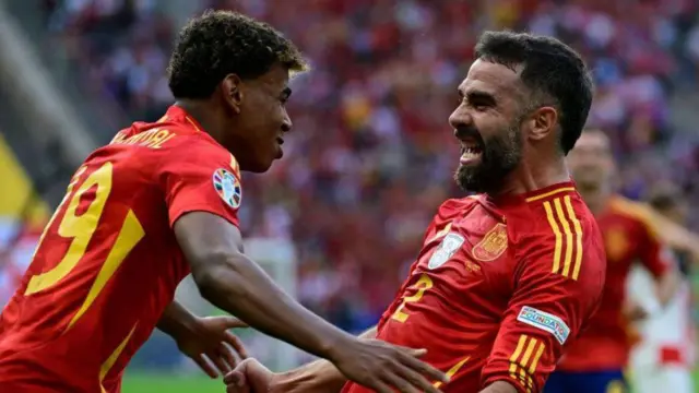 لامین یامال (چپ) جوان‌ترین بازیکنی شد که در مسابقات یورو بازی کرده است