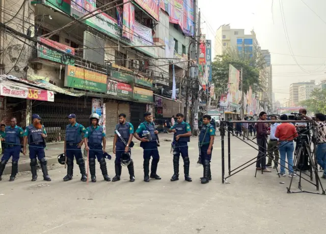 বিএনপি’র নয়াপল্টন কার্যালয়ের সামনে পুলিশের অবস্থান