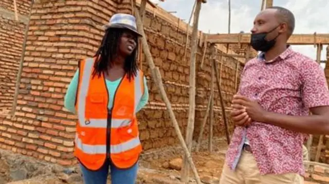 Cyuzuzo akiwa na Gatete aliyempa kandarasi ya kumjengea nyumba