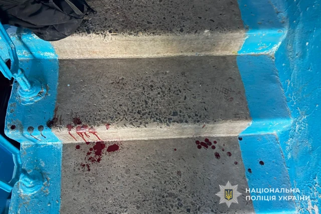 сліди крові на підлозі 