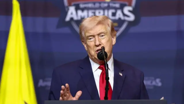 マイクの置かれた壇上の演台に向かって話すトランプ氏
