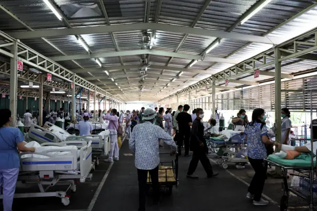 Ljudi leže u privremenoj bolnici na krevetima