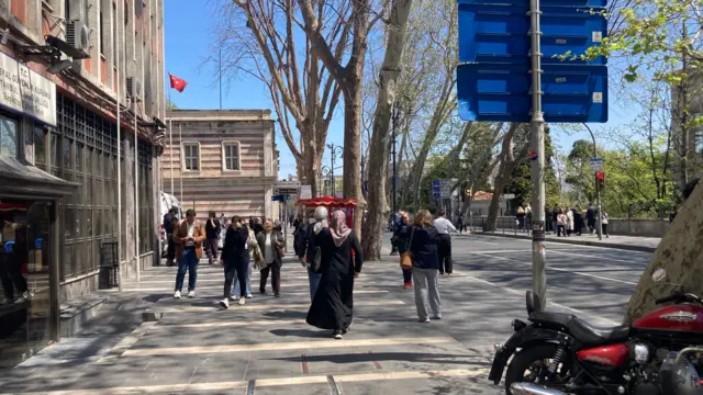Beşiktaş Çırağan Caddesi'nde insanlar sokaktalar