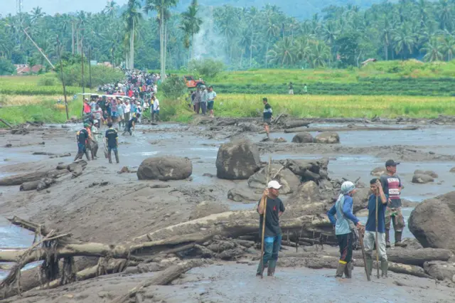 کارشناسان محیط زیست به بی‌بی‌سی اندونزی گفتند که این سیل آخرین مورد از یک سری بلایای طبیعی است که حداقل بخشی از آن ناشی از عملکرد انسانی است.