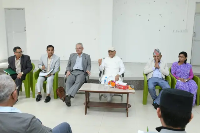 एमाले अध्यक्ष ओली र नेताहरू