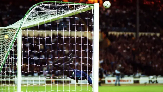 Higuita haciendo la patada del "escorpión" en Wembley