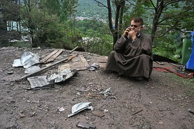 हा फोटो आहे लगामा या गावातला. हे गाव उरीमध्ये असून श्रीनगरपासून 100 किमी अंतरावर आहे. या व्यक्तीचं घर पाकिस्तानच्या हल्ल्यात उद्ध्वस्त झालं आहे.