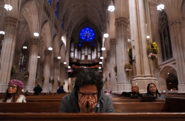 Seorang pria berduka saat menghadiri misa pagi setelah wafatnya Paus Fransiskus diumumkan oleh Vatikan, di Katedral St. Patrick di Manhattan, Kota New York, AS, 21 April 2025.
