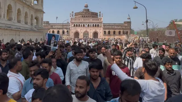 ईरान के सुप्रीम लीडर ख़ामेनेई के मारे जाने पर लखनऊ के बड़ा इमामबाड़ा में शिया समुदाय के लोगों ने विरोध प्रदर्शन किया 