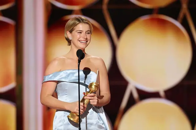 Jessie Buckley recevant le Golden Globe