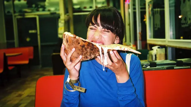 Mujer comiendo