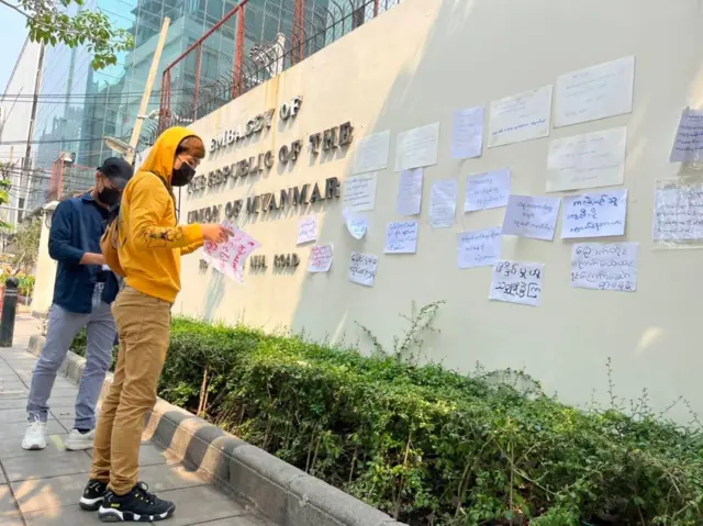 ထိုင်းသံရုံးရဲ့ထုတ်ပြန်မှုကို မကျေနပ်လို့ မနှစ်က သံရုံးရှေ့မှာဆန္ဒပြ။