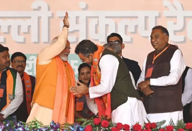 અરવિંદ કેજરીવાલને હરાવનારા પરવેશ વર્મા કોણ છે? નવી દિલ્હી વિધાનસભા ચૂંટણી, બીબીસી ગુજરાતી, બીબીસી ન્યૂઝ ગુજરાતી, ભાજપ, કેજરીવાલ