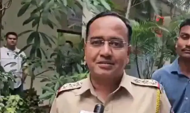 बोरीवली रेलवे के वरिष्ठ पुलिस निरीक्षक (सीनियर पुलिस इंसपेक्टर) दत्ता खुपरेकर के अनुसार, घटना मंगलवार (23 जून) को रात क़रीब 10 बजे की है