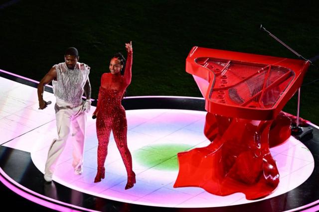 Usher ve Alicia Keys sahnede