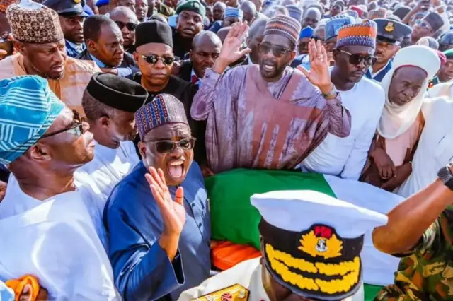 Jama'a na ƙoƙarin binne gawar Buhari a Daura.