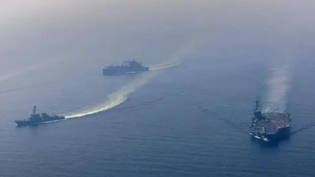 Авианосец ВМС США класса «Нимиц» USS Abraham Lincoln, ракетный эсминец класса «Арли Берк» USS Frank E. Petersen Jr. и сухогруз класса «Льюис и Кларк» USNS Carl Brashear во время фотосессии в Аравийском море, 6 февраля 2026 года.