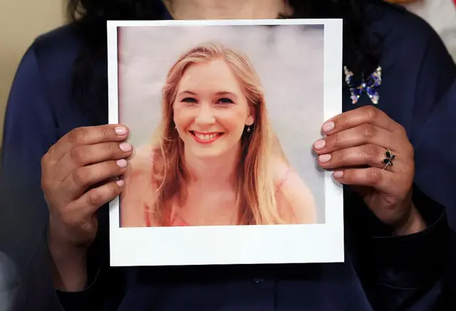 Bir kadın Virginia Giuffre'nin fotoğrafını tutuyor. 