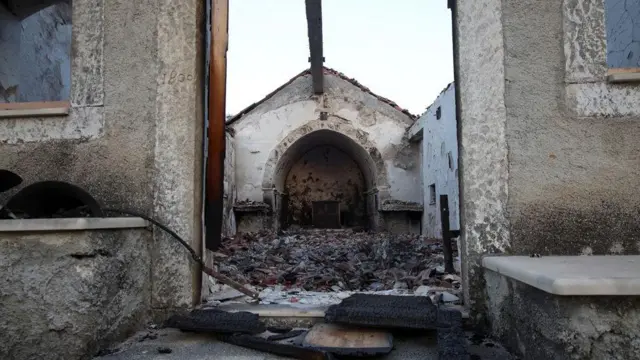 Ostaci urušenog krova izgorele crkve Svetog Petra i Pavla na seoskom groblju u Potomju, nakon požara koji je zahvatio poluostrvo Pelješac