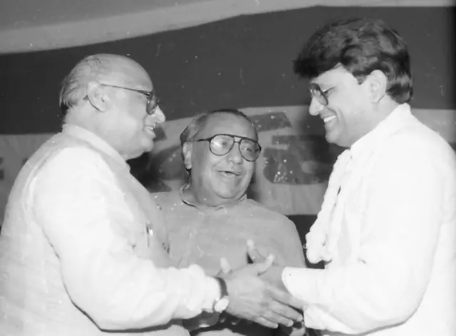 અહમદ પટેલના (જમણે) કારણે ચીમનભાઈની જનતાદળનું કૉંગ્રેસમાં વિલીનીકરણ શક્ય બન્યું