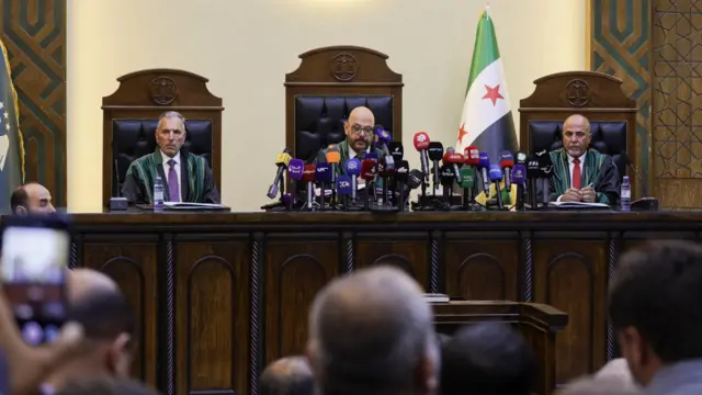 Şam'daki Adalet Sarayı'nda, devrik lider Beşar Esad döneminde Deraa'daki Siyasi Güvenlikten Sorumlu Atef Najib'in duruşmasına üç hakim başkanlık ediyor (26 Nisan 2026).