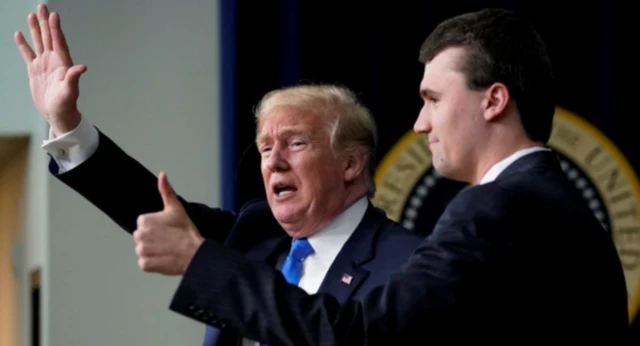 ولسمشر ډونلډ ټرمپ په ۲۰۱۸ کال کې د امریکا بدلون پيل ادارې اېښودونکي چارلي کرک سره مرکه وکړه