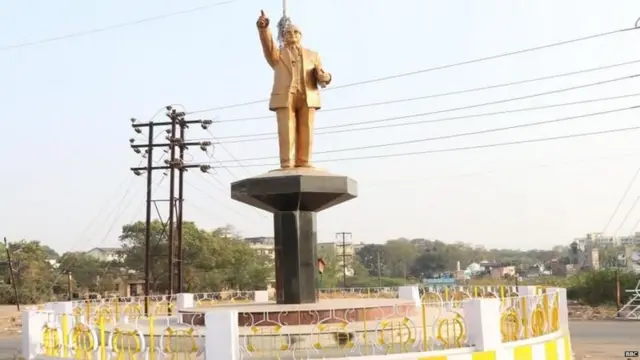 विद्यापीठाच्या प्रवेशद्वारासमोर असलेला डॉ. बाबासाहेब आंबेडकर यांचा पुतळा