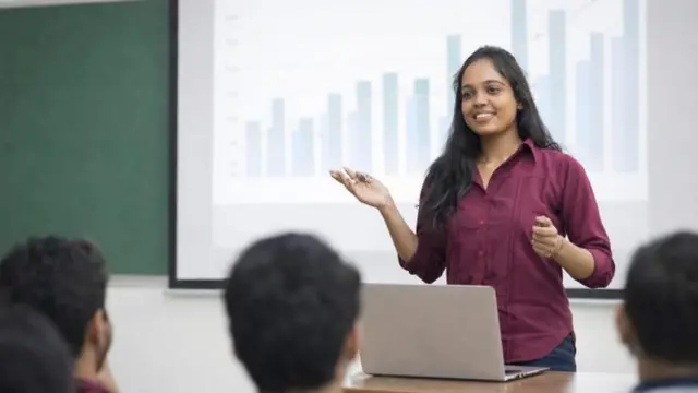 பொது கழிப்பறை, கதவுக்கு கீழே இடைவெளி ஏன்?