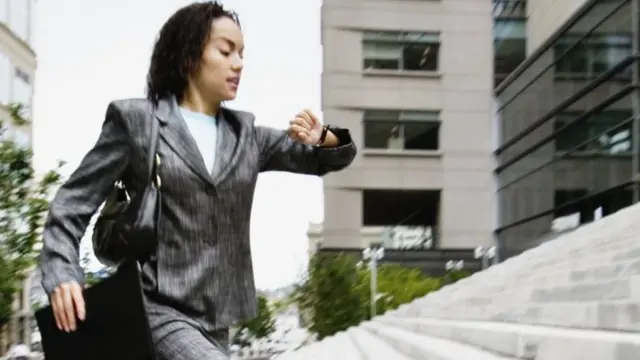 Une employée consulte l'heure