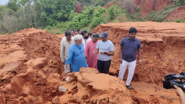 వాటర్‌మ్యాన్ రాజేంద్ర సింగ్ ఎర్రమట్టి దిబ్బలు సందర్శించినప్పుడు..