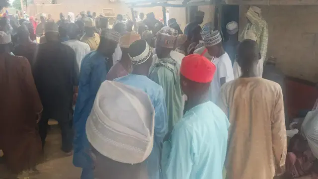 Large crowd of pipo gada for Gorau community as news of di boat accident enta town