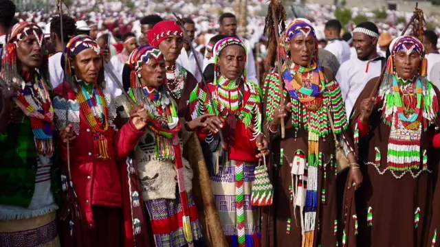 Ayyaana Irreechaa irratti Aayyoleen dura deemu. Ayyaana Hora Finfinnee Onkoloolessa 4, 2025 irratti aayyolee uffannaa aadaan faayamuun gara horaa deeman