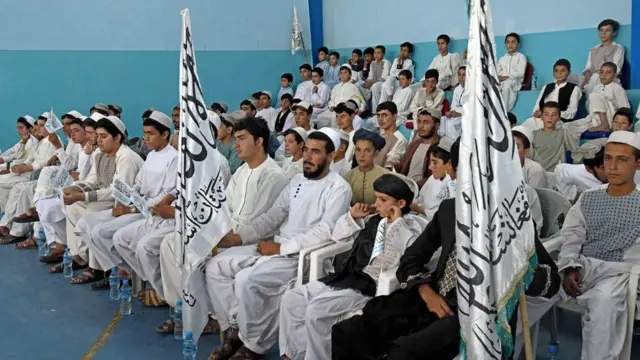 Wiilal ku labisan dharka dhaqanka Afqaanistaan