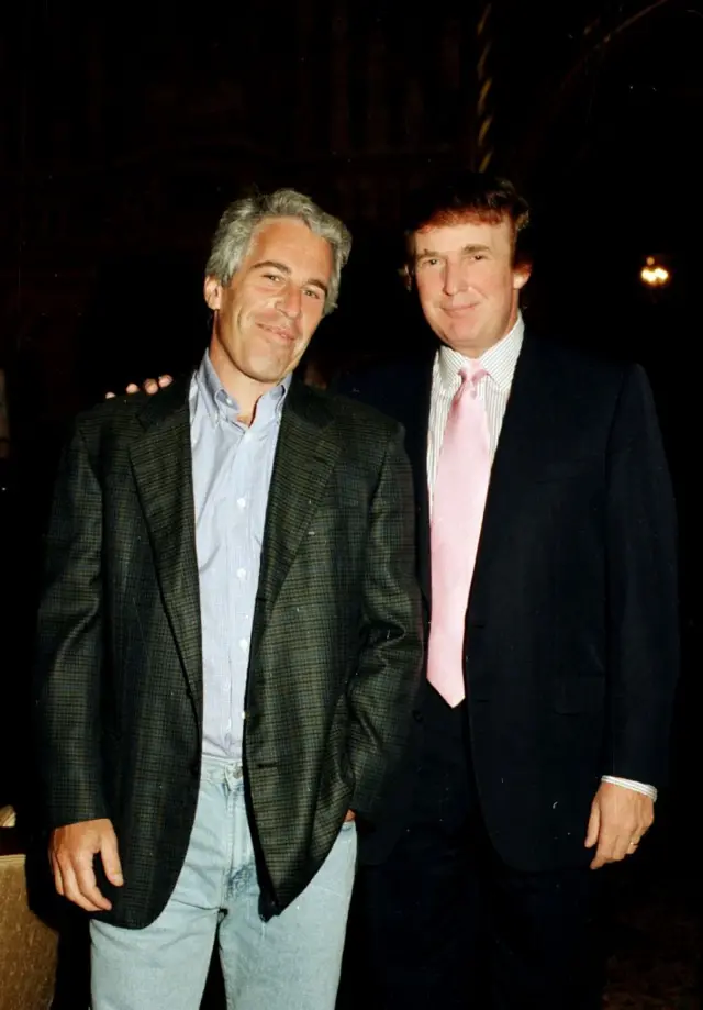 Trump'ın, Epstein'in Florida'daki Mar-a-Lago villasında 22 Şubat 1997'de çekilmiş bir fotoğrafı. 