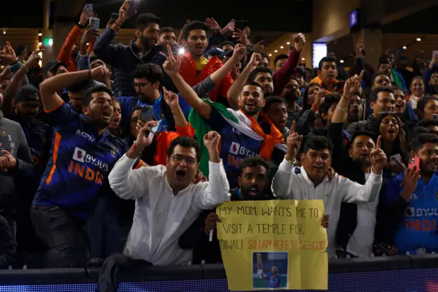 ভারতের বিপক্ষে পাকিস্তানের ম্যাচ থেকেই শুরু হয়েছে দুই দলের সাবেক ক্রিকেটার ও সমর্থকদের এই লড়াই।