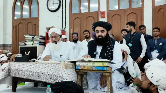 امیر خان متقي په دیوبند مدرسه کې 