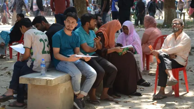 ভর্তি পরীক্ষায় অংশ নিতে অপেক্ষমান শিক্ষার্থী