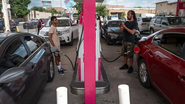 Automovilistas cargan combustible en una estación de servicio en Chicago, Illinois, el 9 de junio de 2026. 