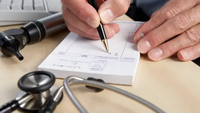 Лікар виписує рецепт