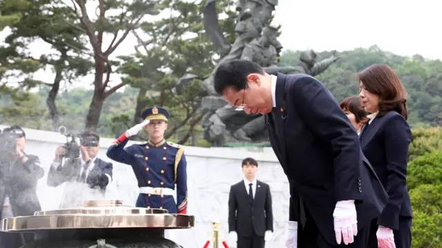 국립현충원에 참배하는 기시다 총리