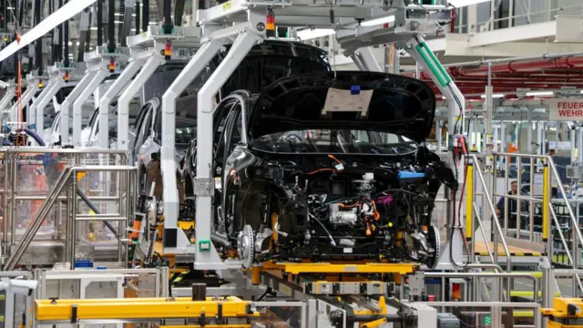 Uma linha de montagem em uma fábrica da Volkswagen.