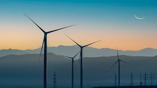 Torres eólicas rodeadas de montañas