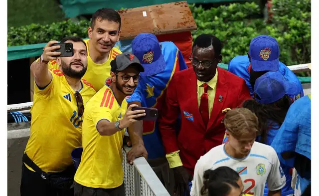 Aficionado colombianos se toman fotos con Lumumba Vea en el partido entre Colombia y República Democrática del Congo