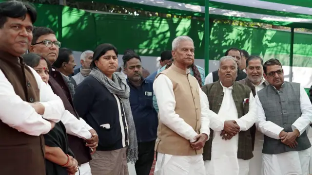 नीतीश सरकार में मंत्री श्रवण कुमार के आवास पर हुई मीटिंग और भोज की चर्चा भी बिहार में खूब रही है.