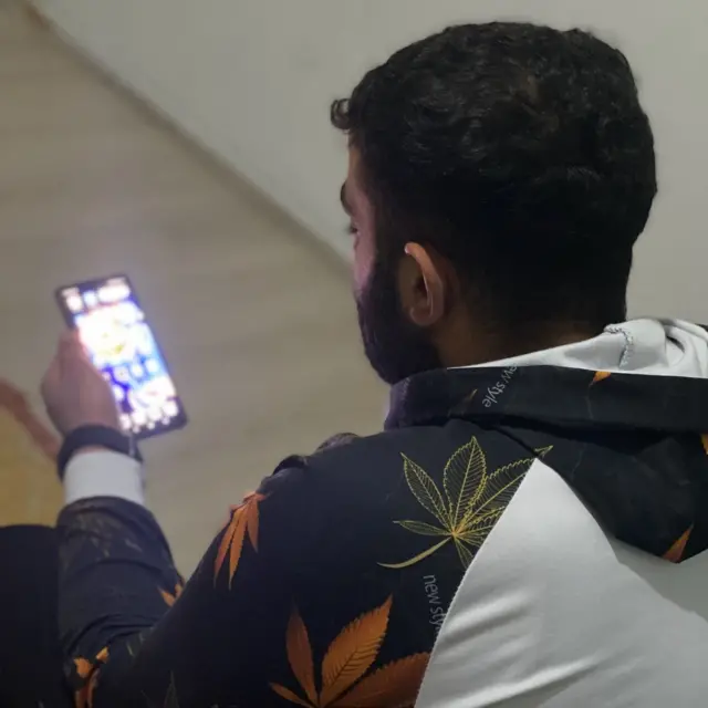 شاب يطالع هاتفه المحمول