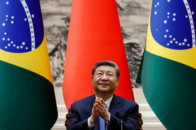 ताली बजाउँदै चिनियाँ राष्ट्रपति सी जिन्पिङ्। चीनले नेपालका दलहरूसँगको सम्वादमा जोड दिएको छ