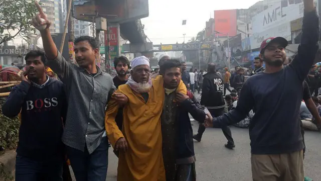 সায়েন্স ল্যাব মোড় থেকে কয়েকজন তরুণ একজন বয়স্ক ব্যক্তিকে ধরে নিয়ে যাচ্ছে।